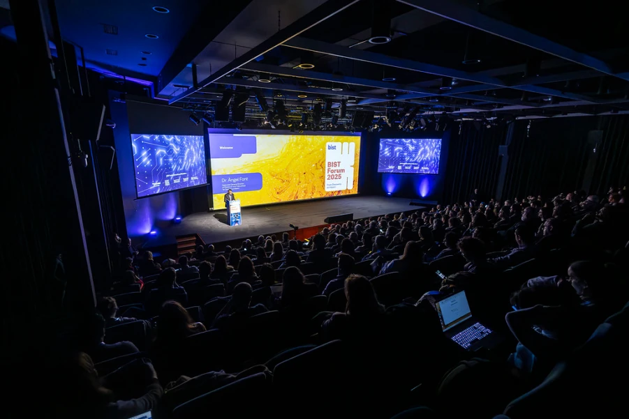 Panoramic view of the BIST Forum auditorium with speakers and attendees during the scientific conference