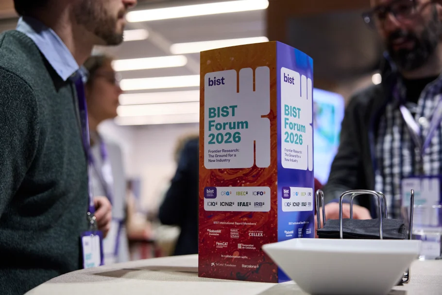 Detalle de los elementos de sobremesa del BIST Forum 2026 en el Cosmocaixa