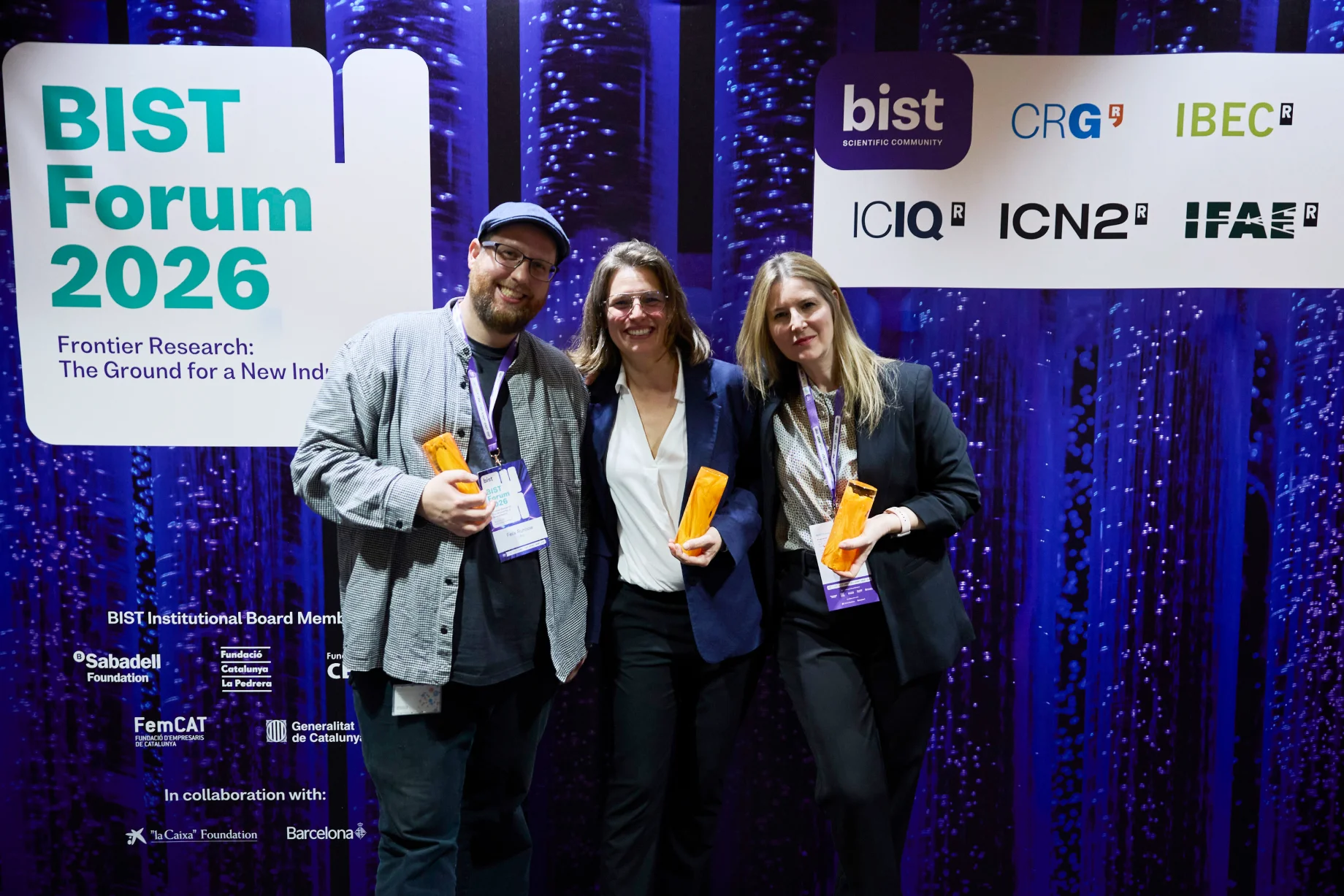 Imagen de los ganadores de los Ignite Awards frente a un photocall con el diseño corporativo BIST Forum 2026