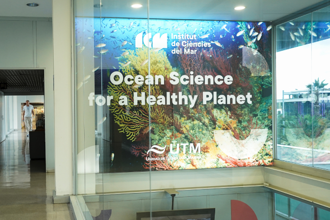 Vista del plafó retroil·luminat de gran format al hall de l’Institut de Ciències del Mar-CSIC