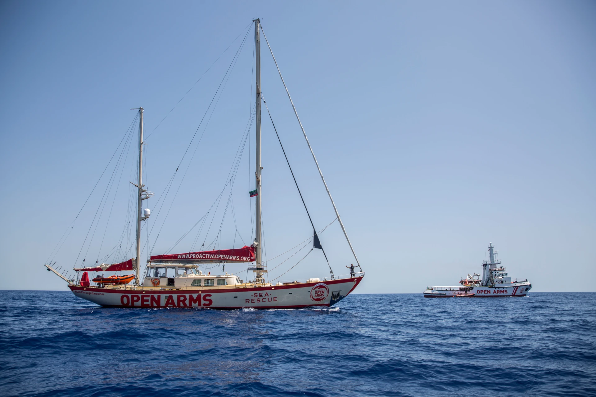 Vaixells de l’organització humanitària Open Arms durant una missió de rescat al Mediterrani