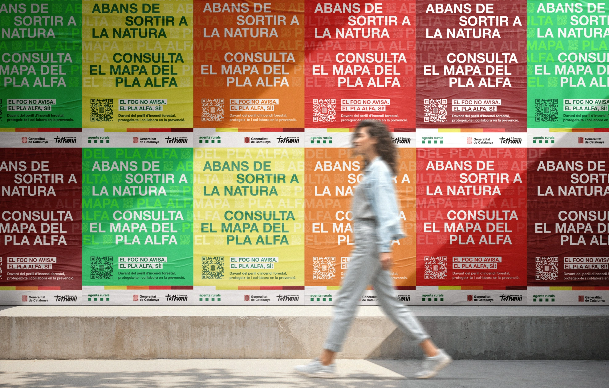 Cartells de la campanya del Pla Alfa instal·lats al carrer per informar sobre el risc d’incendis forestals