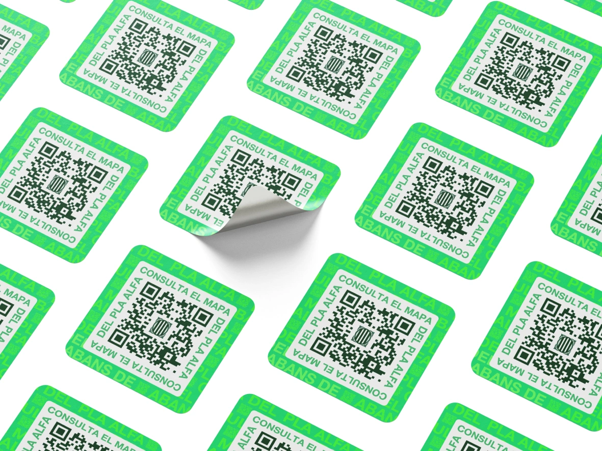 Enganxina de la campanya Pla Alfa amb codi QR per accedir a la informació sobre el risc d’incendis